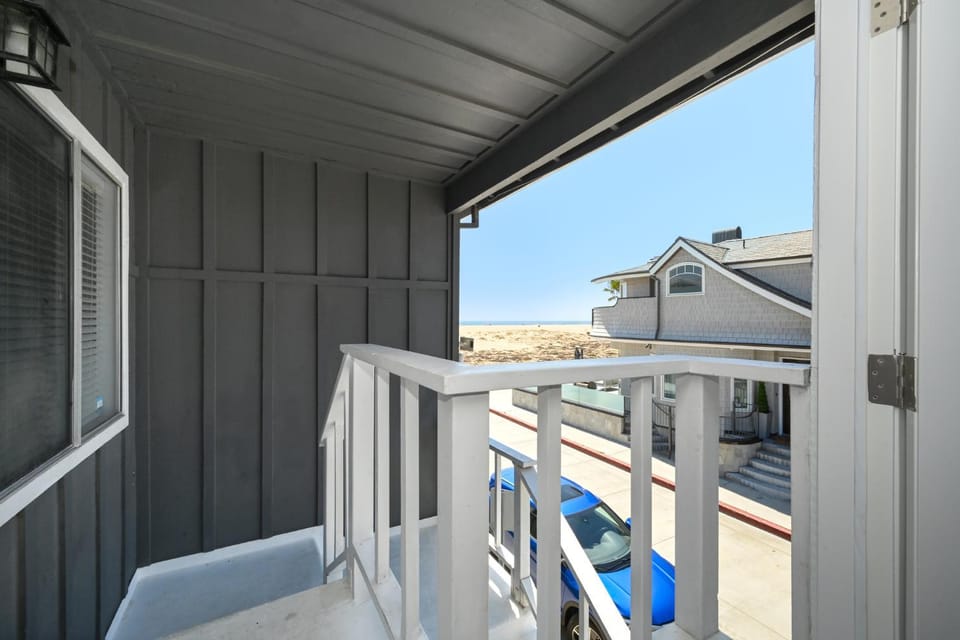 1 Bedroom Apartment in the back of our Oceanfront Home House in Balboa Peninsula