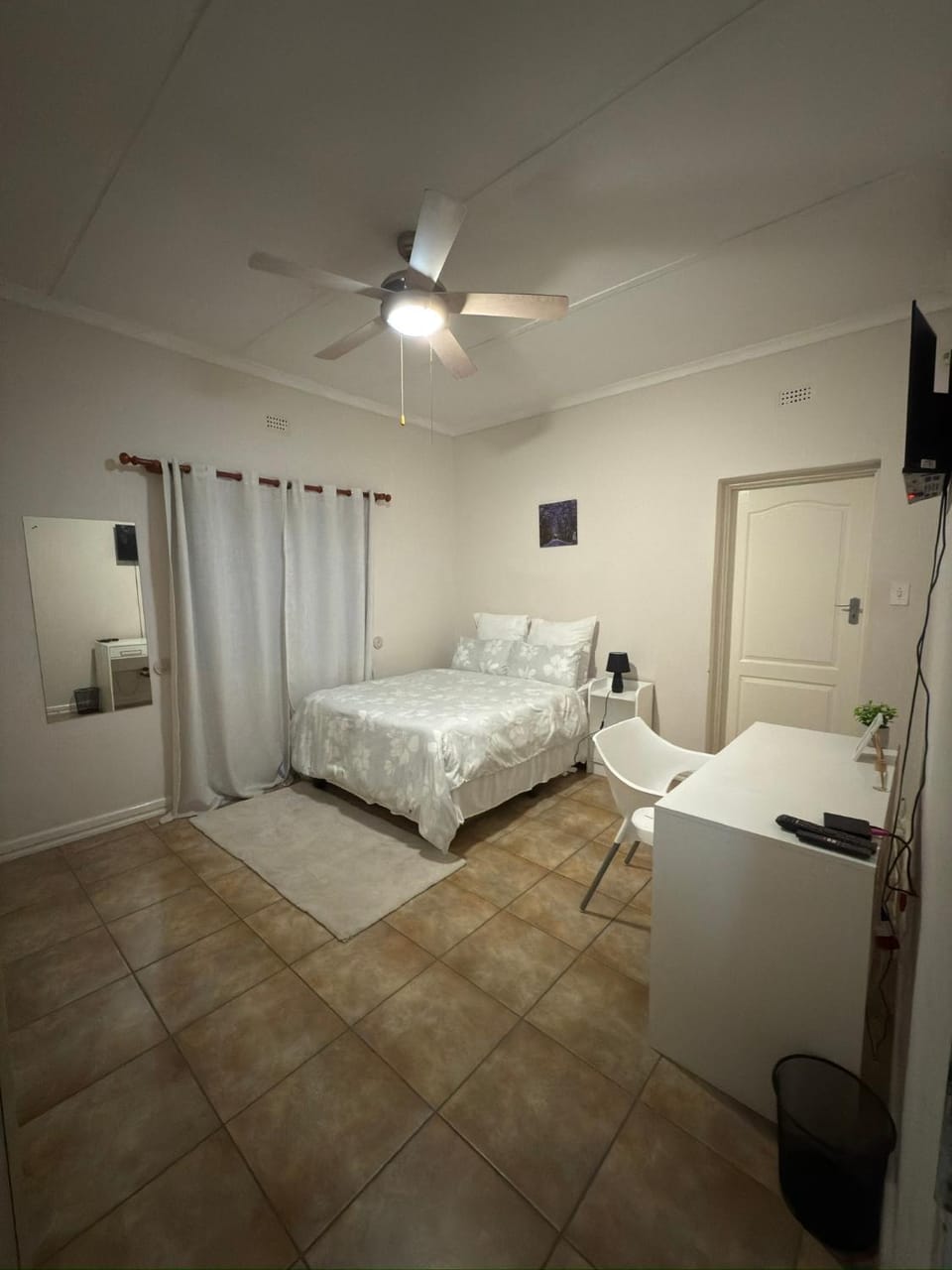 Bed, TV and multimedia, Photo of the whole room
