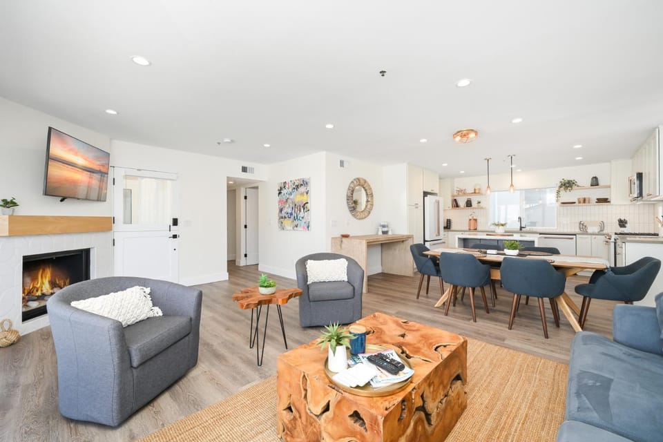 Perfect Renovated and Modern Duplex on Balboa Island House in Balboa Island