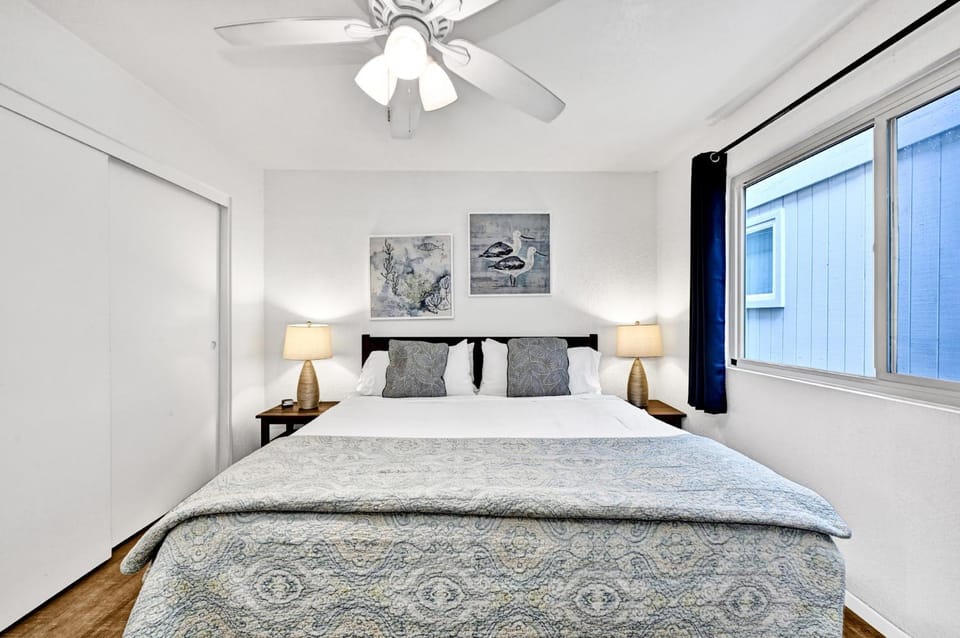 Charming 1-Bedroom Home on 29th Street House in Balboa Peninsula