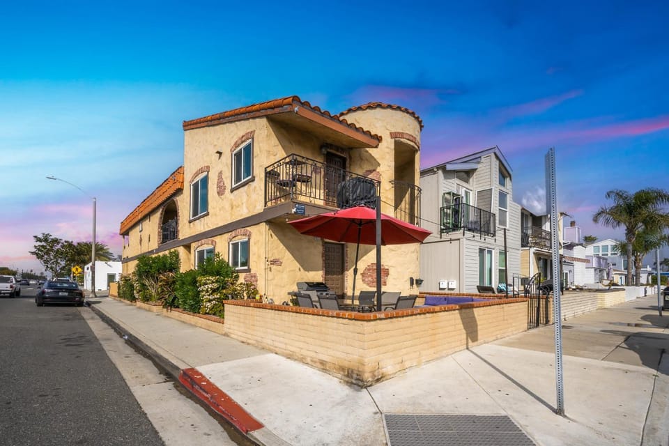 Spanish Castle in Newport Steps to the Sand and Grocery Store House in Balboa Peninsula