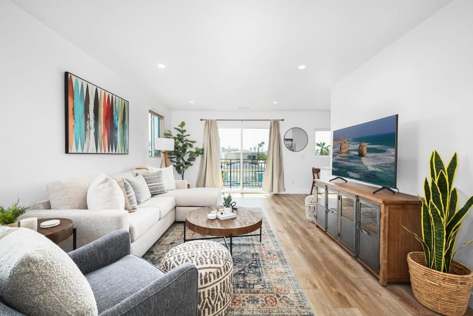 Remodeled - Modern - 2 Bedroom - Walk to the Beach House in Balboa Peninsula