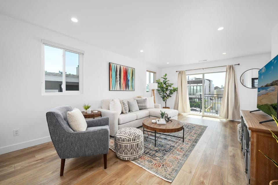 Remodeled - Modern - 2 Bedroom - Walk to the Beach House in Balboa Peninsula
