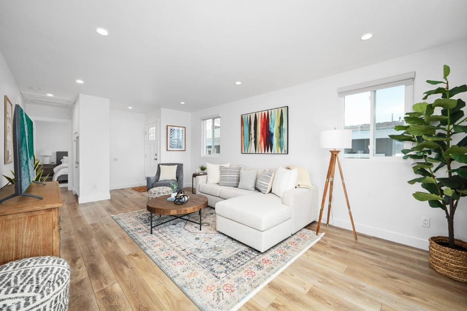 Remodeled - Modern - 2 Bedroom - Walk to the Beach House in Balboa Peninsula