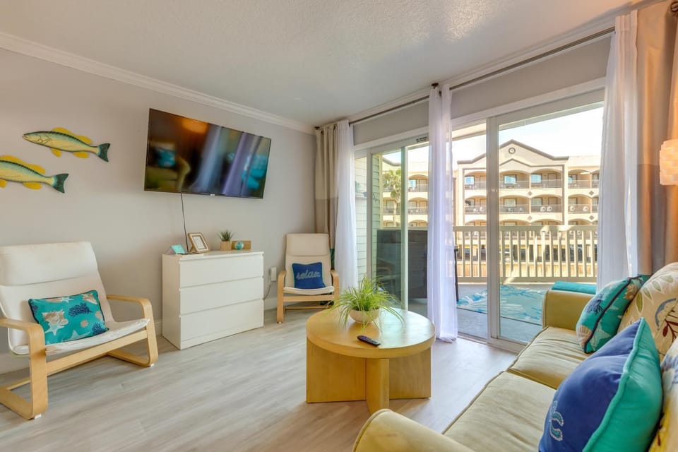 Unwind Poolside, Walk to Beach! Galveston Retreat House in Galveston Island
