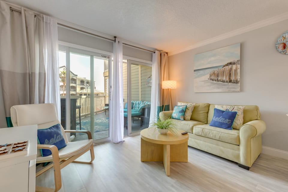 Unwind Poolside, Walk to Beach! Galveston Retreat House in Galveston Island