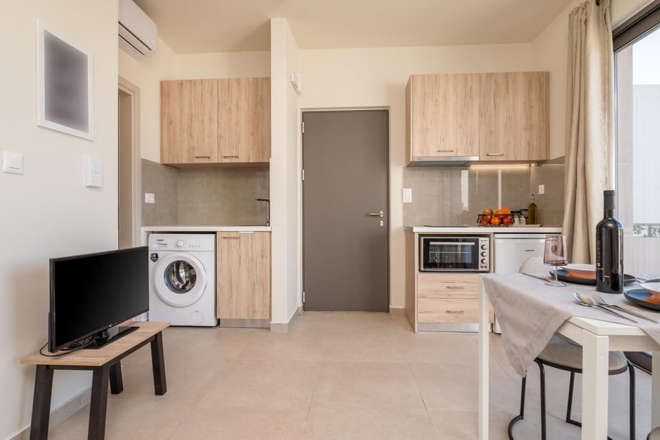 TV and multimedia, Kitchen or kitchenette, Dining area, dishwasher, minibar, oven, pet friendly, stove, toaster, washing machine, dryer