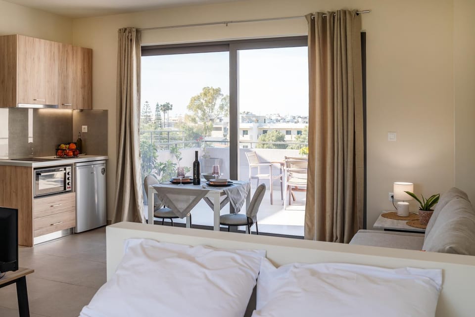 Bed, View (from property/room), Balcony/Terrace, Kitchen or kitchenette, Living room, Photo of the whole room, Seating area, Dining area, Bedroom, City view, minibar, oven, pet friendly