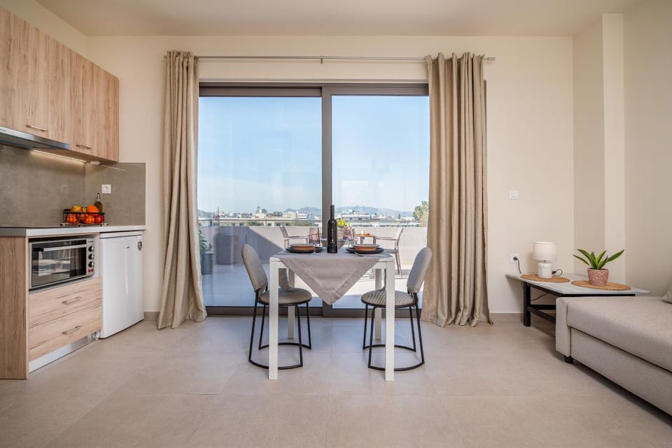 View (from property/room), Balcony/Terrace, Kitchen or kitchenette, Living room, Seating area, Dining area, minibar, pet friendly, stove