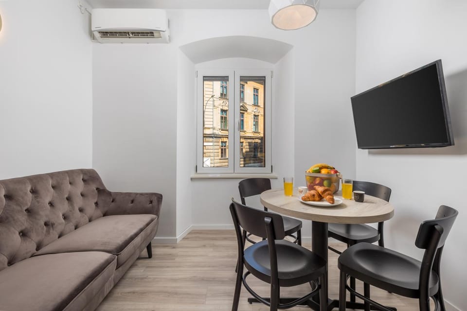 TV and multimedia, Seating area, air conditioner