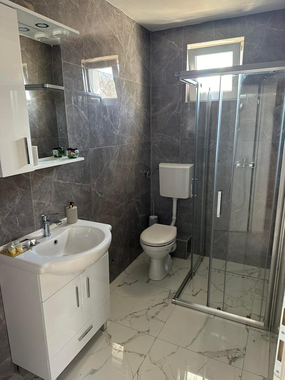 Shower, Toilet, Bathroom, towels