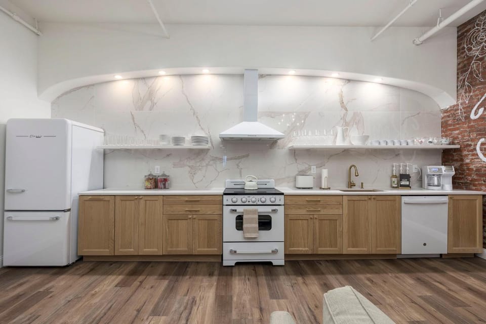 Coffee/tea facilities, dishwasher, minibar, pet friendly, stove, toaster, kitchen