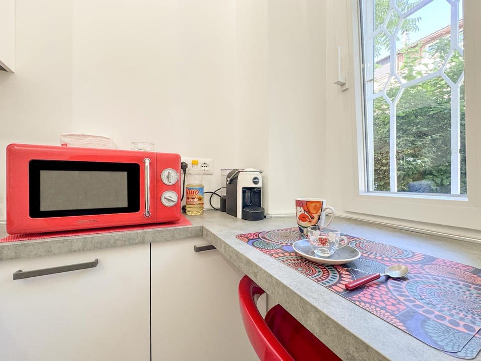 Coffee/tea facilities, Kitchen or kitchenette, Dining area, oven, toaster