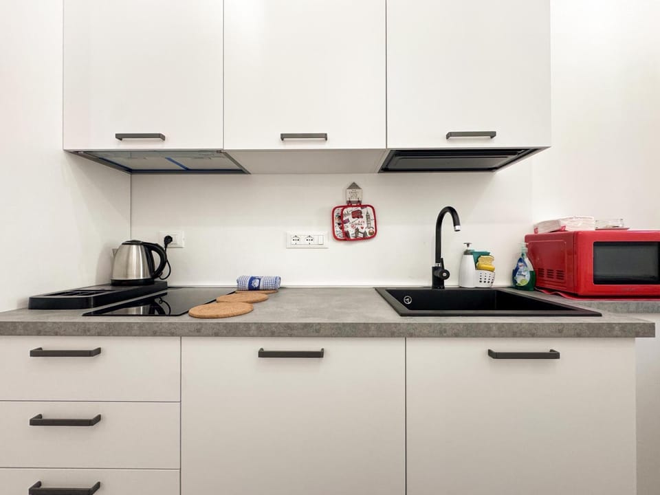 Coffee/tea facilities, Kitchen or kitchenette, stove, toaster