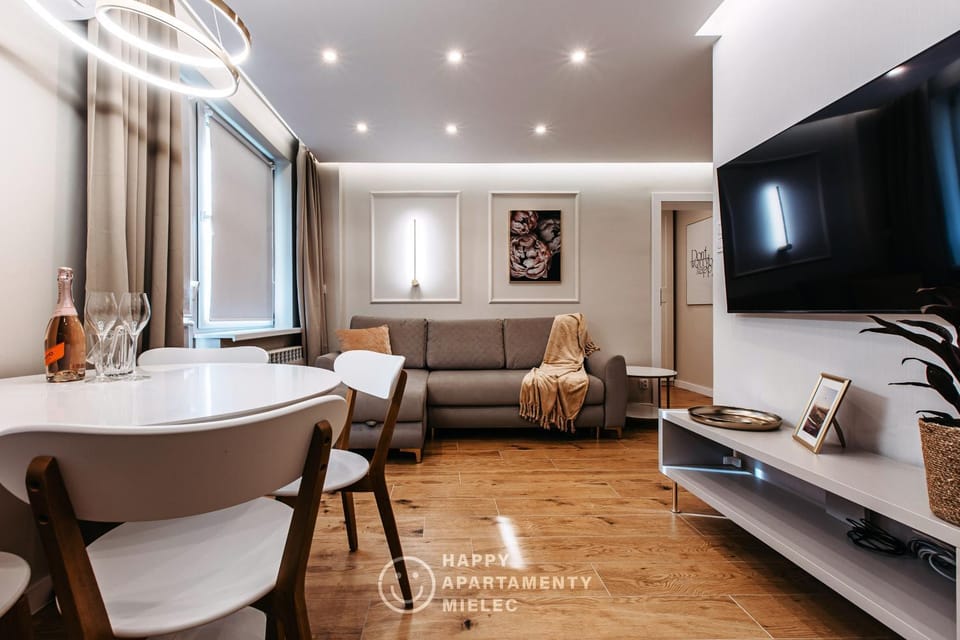 Communal lounge/ TV room, TV and multimedia, Living room, Seating area, Dining area