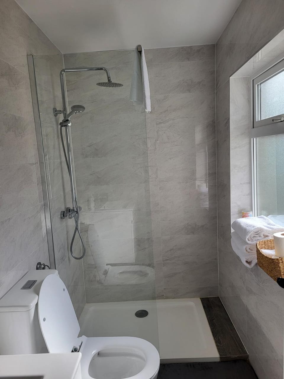 Shower, Toilet, Bathroom, towels