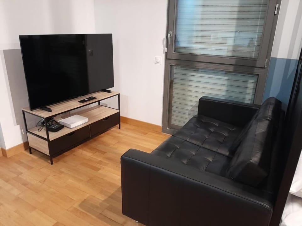 Studio Marin Apartment in Montrouge