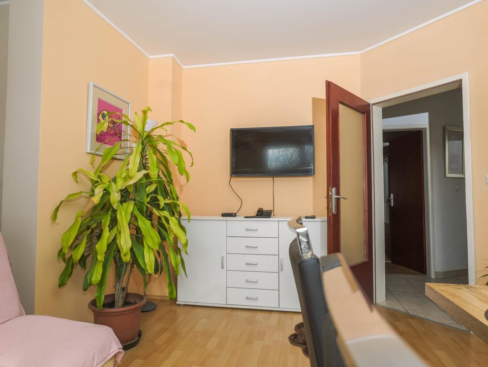 Communal lounge/ TV room, TV and multimedia, hair dresser