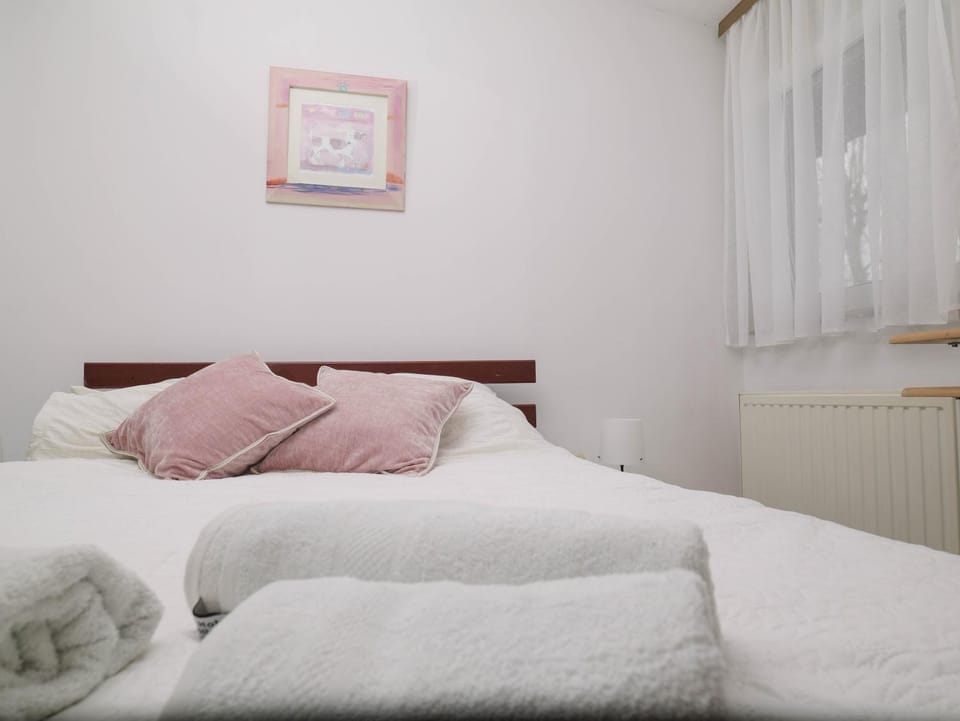 Bed, Photo of the whole room, Bedroom, towels