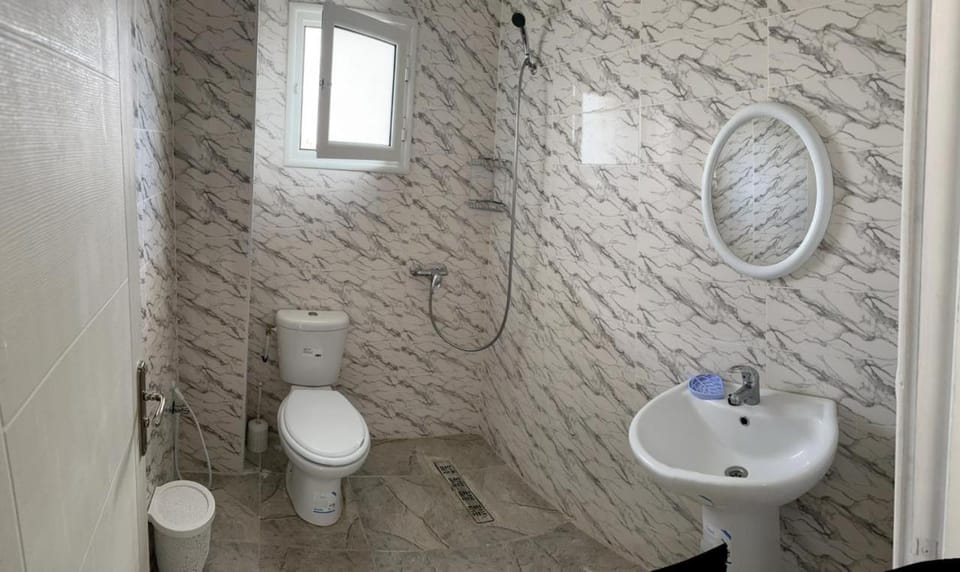 Shower, Toilet, Bathroom, Bath, towels