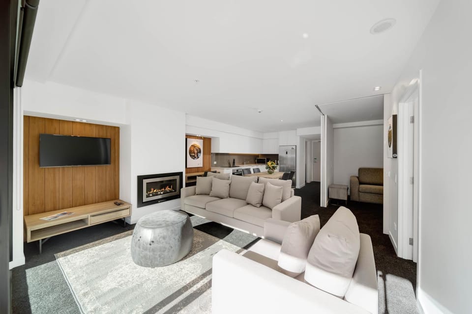 TV and multimedia, Living room, Seating area, fireplace