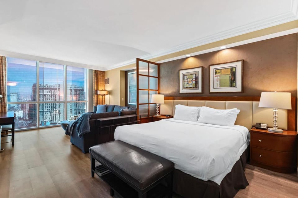 No Resort Fee Strip View Suites+ Free Valet + Pool House in Las Vegas Strip