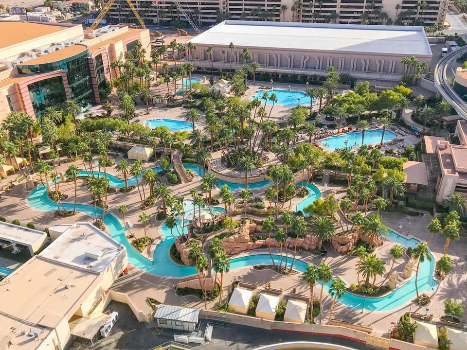 No Resort Fee Strip View Suites+ Free Valet + Pool House in Las Vegas Strip