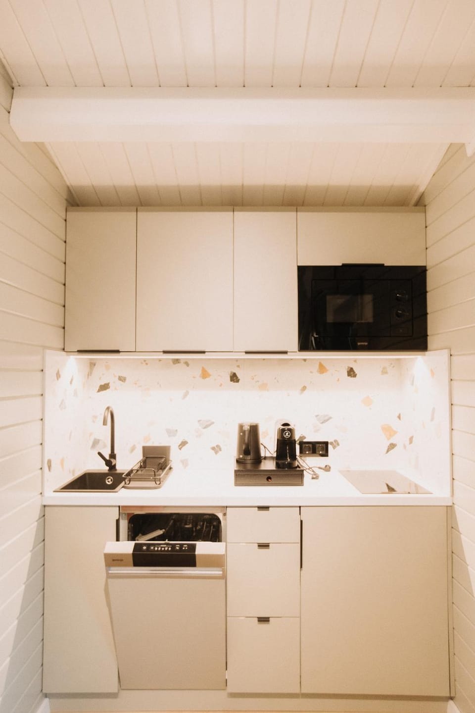 Coffee/tea facilities, Kitchen or kitchenette, dishwasher, microwave, minibar, stove, kitchen