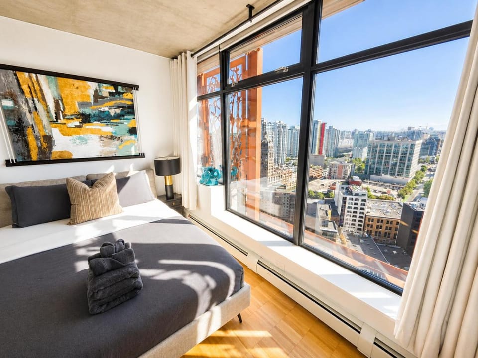 TV and multimedia, View (from property/room), Bedroom, City view