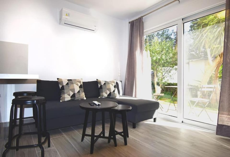 Living room, Seating area, air conditioner