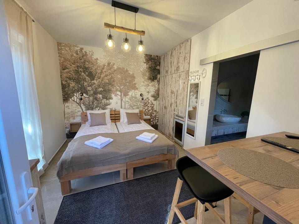 Dining area, Bedroom, air conditioner