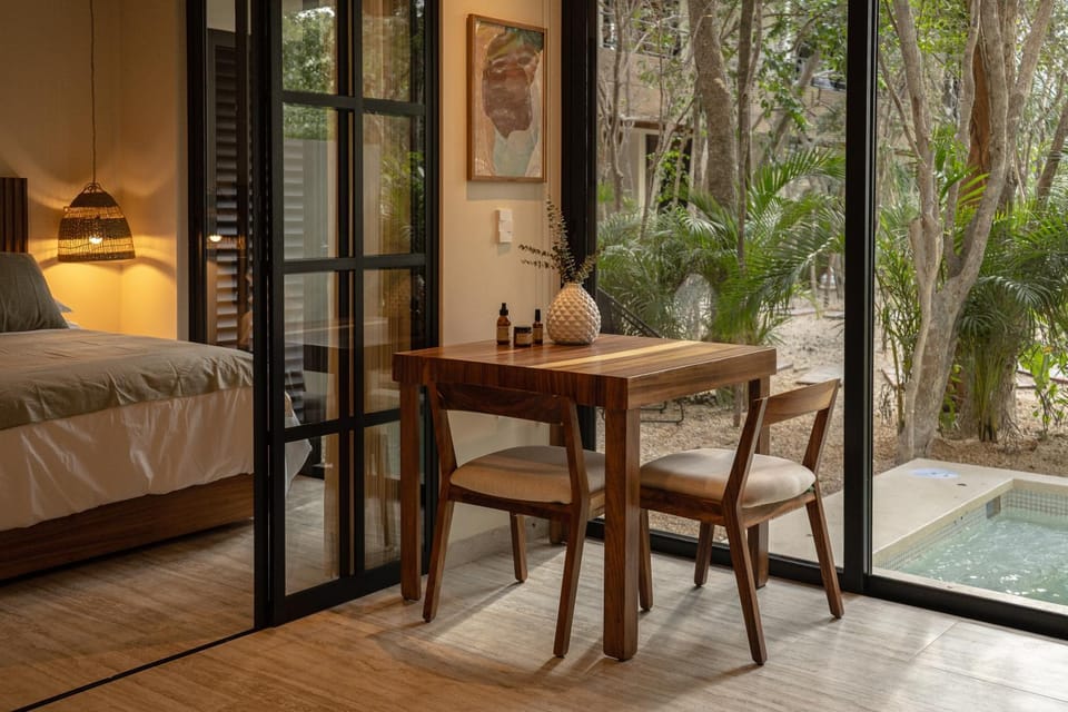 Dining area, Pool view