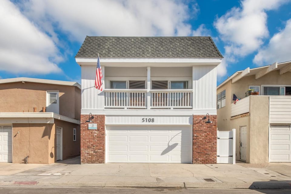 2 Bed 2 Bath Jacuzzi Home with Parking on 51st St House in Newport Beach
