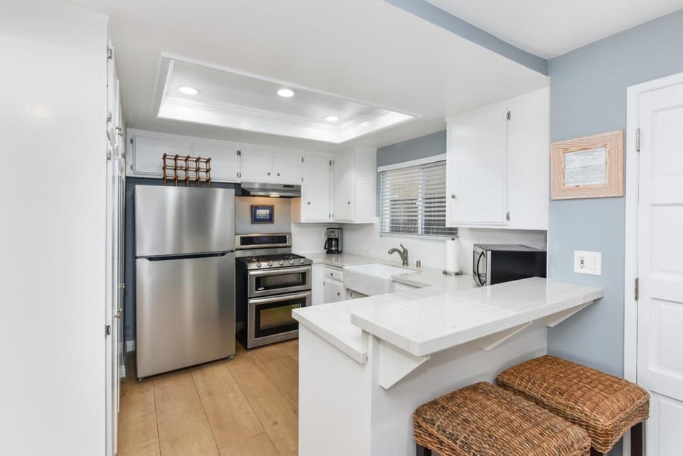 2 Bed 2 Bath Jacuzzi Home with Parking on 51st St House in Newport Beach