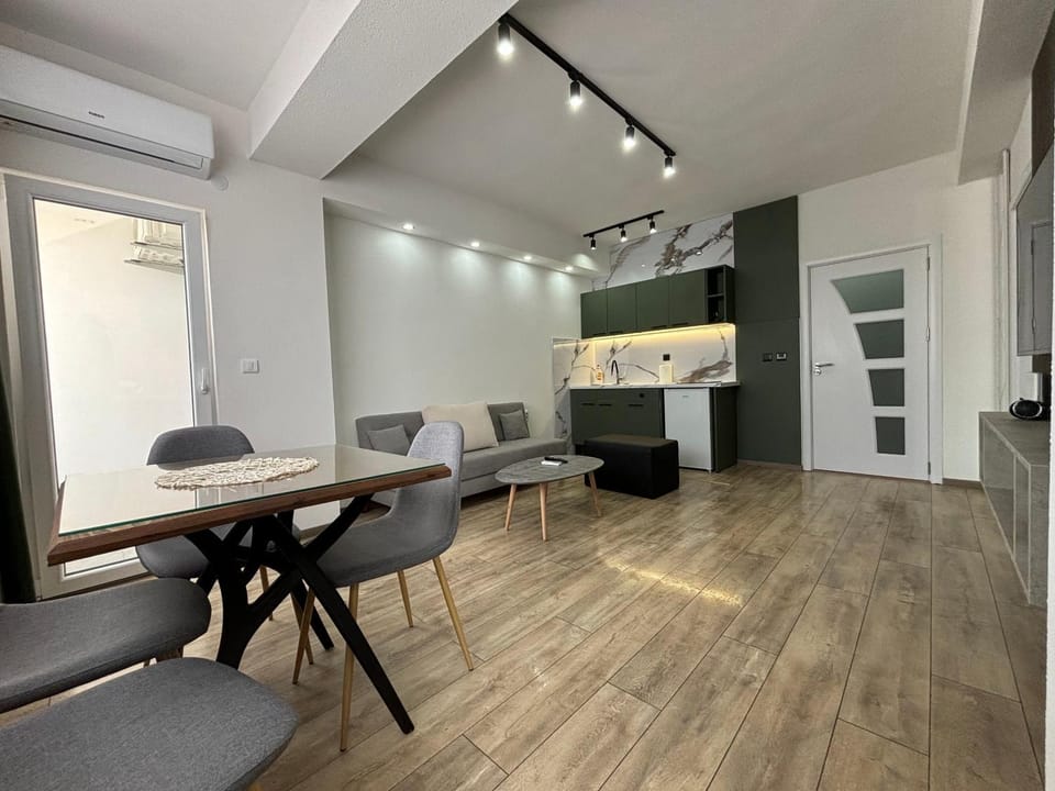 TV and multimedia, Kitchen or kitchenette, Living room, Seating area, Dining area