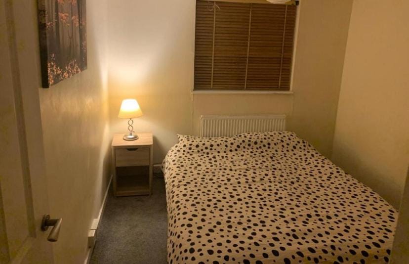 Extra Large Double room with WiFi & use of kitchen in Eastbourne Vacation rental in Eastbourne