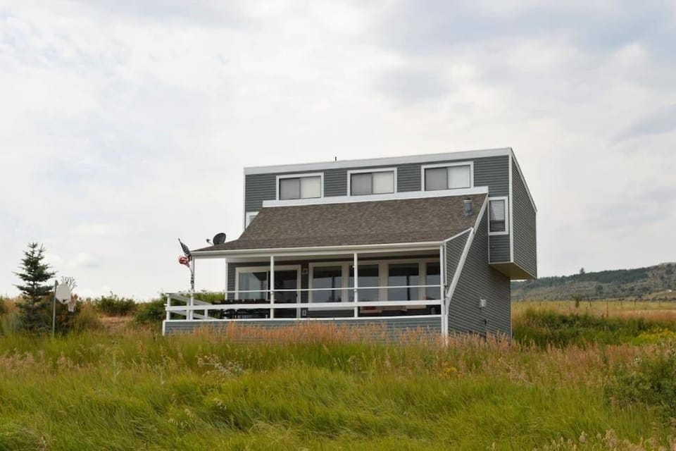 Majestic Cabin overlooking the Lake! Cabin in Garden City