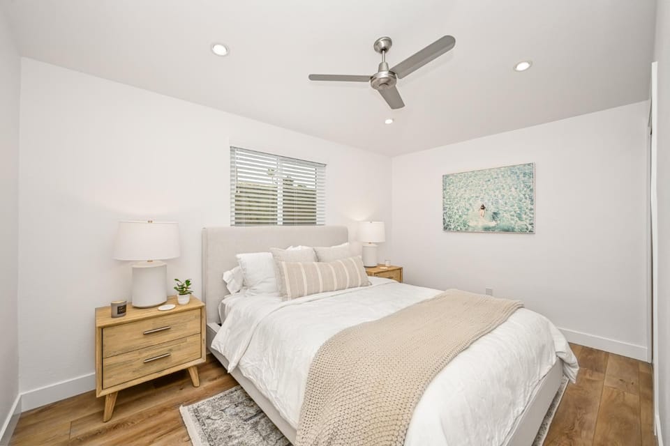 Remodeled Beach Home with 2 Car Parking Patio and Firepit House in Balboa Peninsula