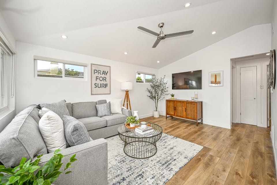 Remodeled Beach Home with 2 Car Parking Patio and Firepit House in Balboa Peninsula