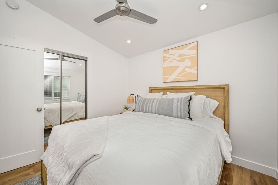 Remodeled Beach Home with 2 Car Parking Patio and Firepit House in Balboa Peninsula