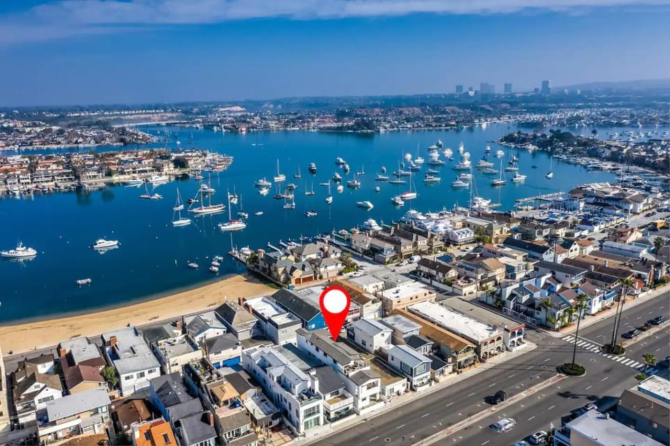 5 Bedroom Luxury Duplex across from the Beach for 11 people House in Balboa Peninsula