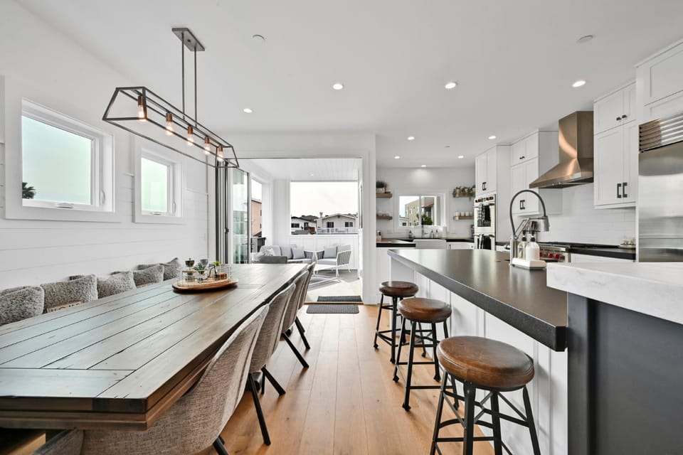 4 Bedrooms in BRAND NEW Luxury built Home walk to the beach House in Balboa Peninsula