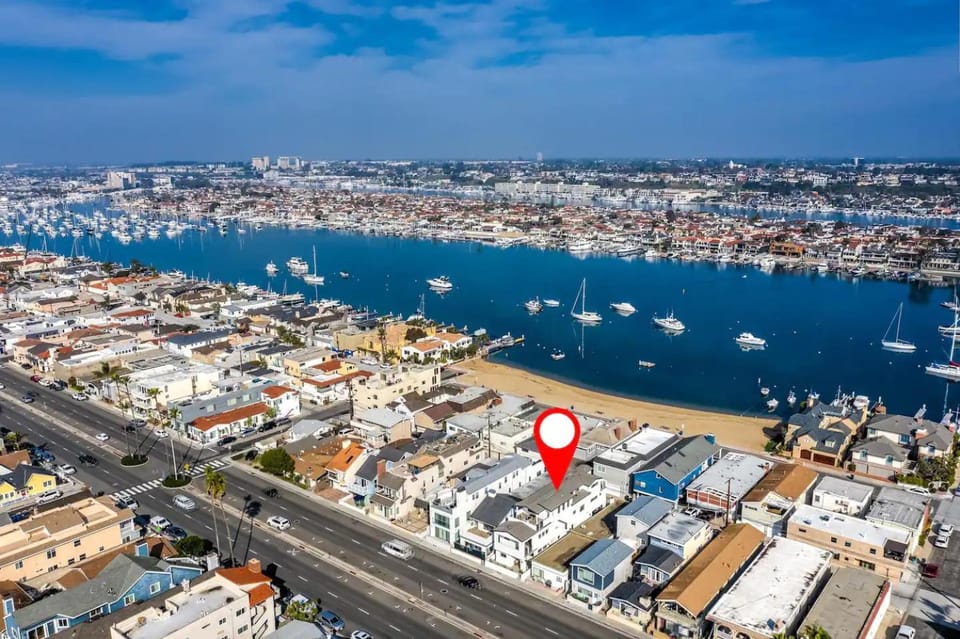 4 Bedrooms in BRAND NEW Luxury built Home walk to the beach House in Balboa Peninsula