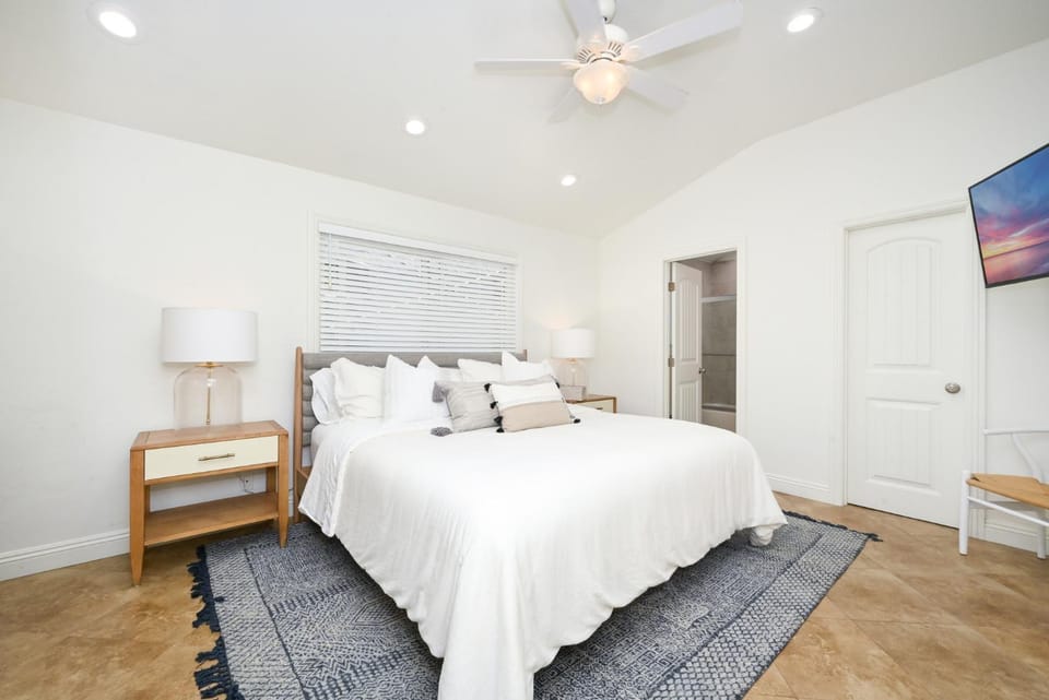 3 Bedroom with Park and Beach in your Backyard! House in Balboa Peninsula
