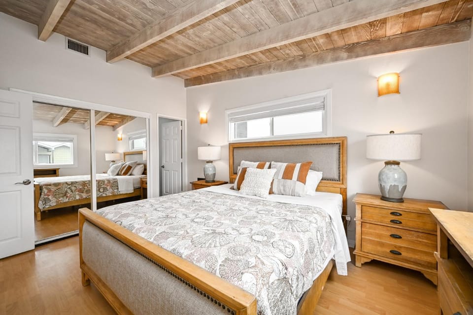 Single Family Home on the Ocean with BEAUTIFUL VIEWS House in Newport Beach