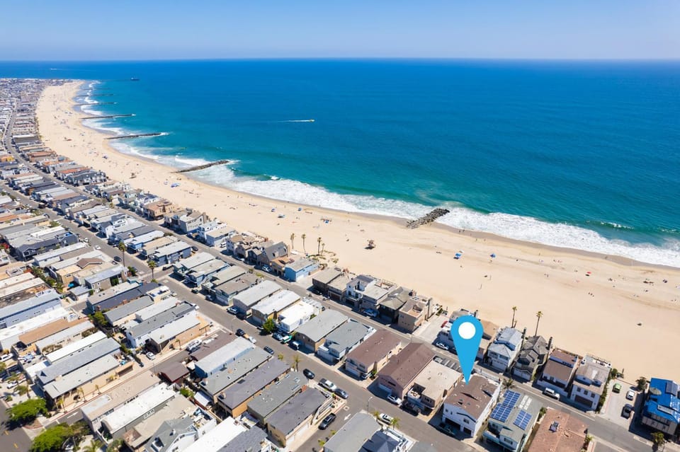 Upscale Home with Rooftop Deck, Jacuzzi, & Firepit House in Newport Beach