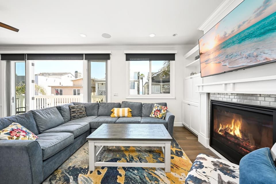 Upscale Home with Rooftop Deck, Jacuzzi, & Firepit House in Newport Beach