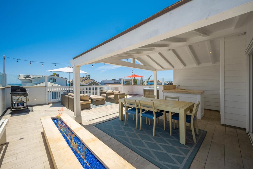 Upscale Home with Rooftop Deck, Jacuzzi, & Firepit House in Newport Beach