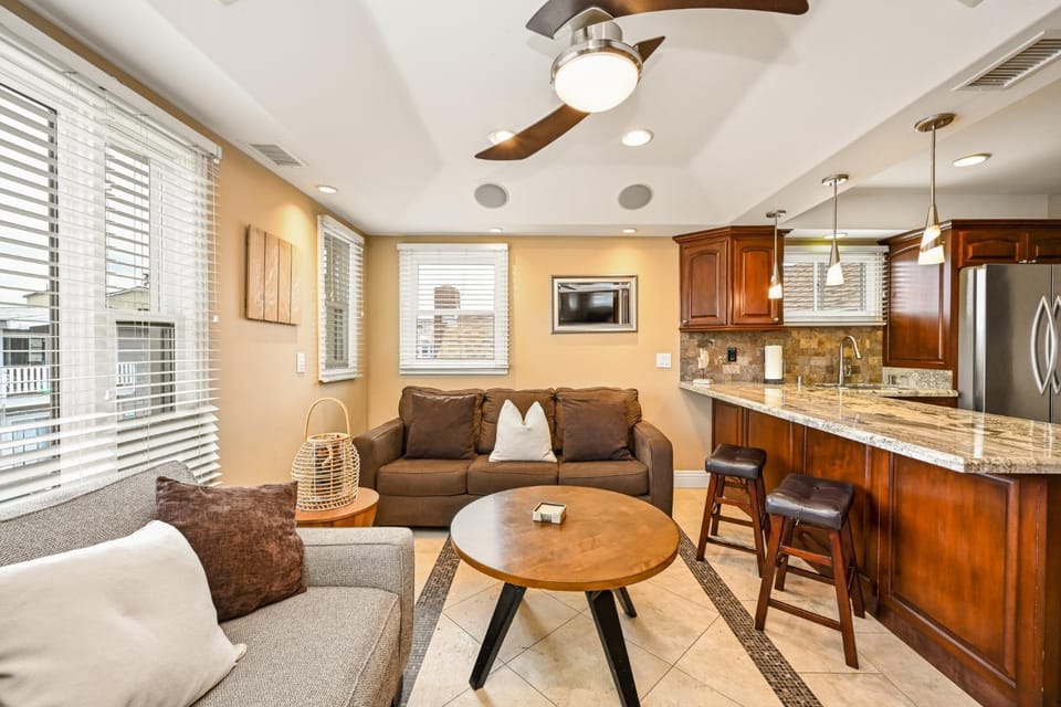 50 Steps to the Sand on 39th St - Newport Beach House in Balboa Peninsula