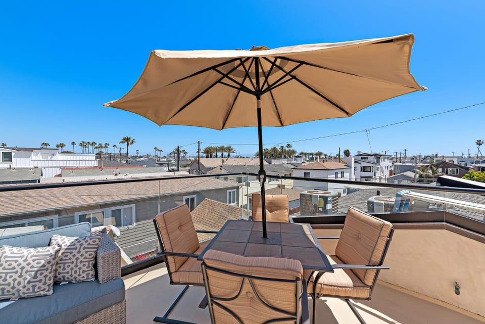 Modern Beach House Steps from the Sand on 39th St House in Balboa Peninsula